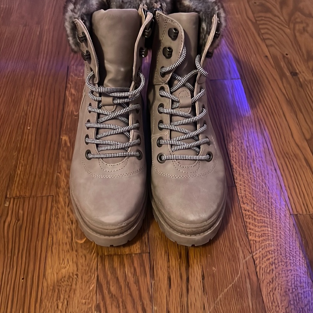 Target Women’s Faux Fur lined shoes size 7